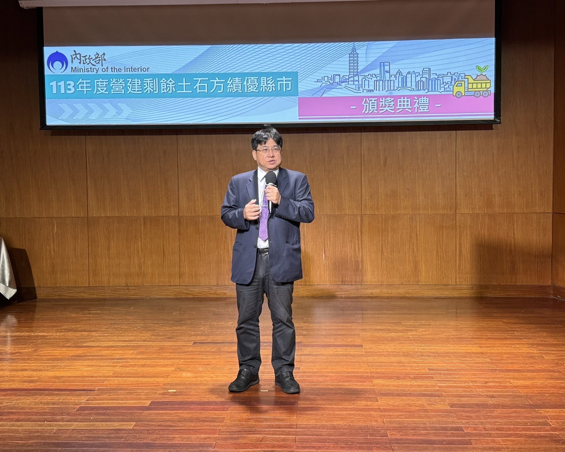 國土管理署長吳欣修今(19)日出席113年度營建剩餘土石方績優縣市頒獎典禮 致詞