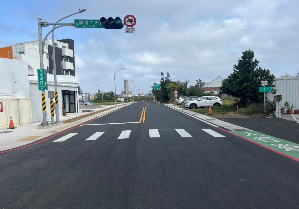 鎖港都市計畫國宅段道路開闢工程-C段(吉港路)擴寬及設置標線型人行道,提供在地更友善及安全之通行環境。