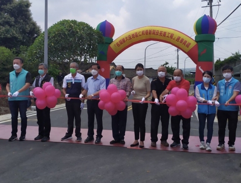 營建署中區工程處何志浩(左2)、南投縣長林明溱(左4)、立委許淑華（右5）、民間鄉長陳文德（右6）等貴賓出席通車典禮