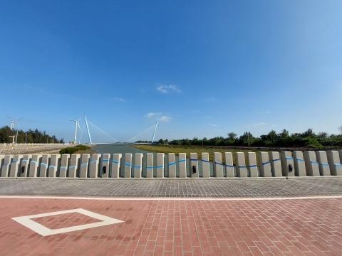 橋面護欄採海浪設計元素，也設有提供行人安全通行空間