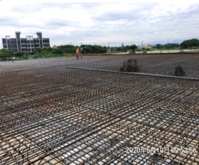 ↑田心仔溪橋面版鋼筋綁紮作業