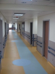 &uarr;病房入口採顏色區別，提高長照對象的空間辨識度