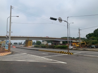 &uarr;跨越臺灣大道鋼箱梁2