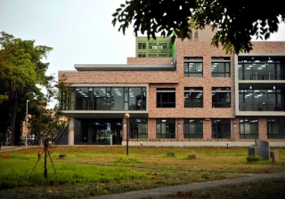 &uarr;綜合教學大樓完工照片一