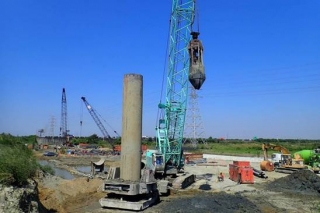 ↑東段標擋土牆及橋梁下構工程之基樁作業已全面啟動