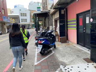 ↑人行道機車停車亂象之一