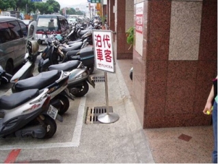 ↑人行道機車停車亂象之二