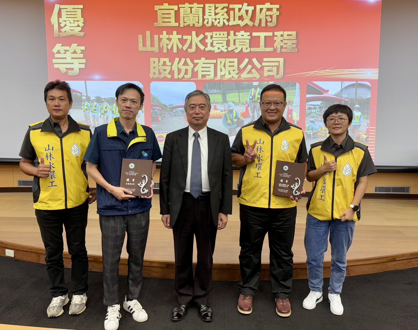 內政部國土管理署副署長於望聖親自頒發「114年全國下水道局限空間出入坑作業評鑑」優等獎予宜蘭縣.jpg