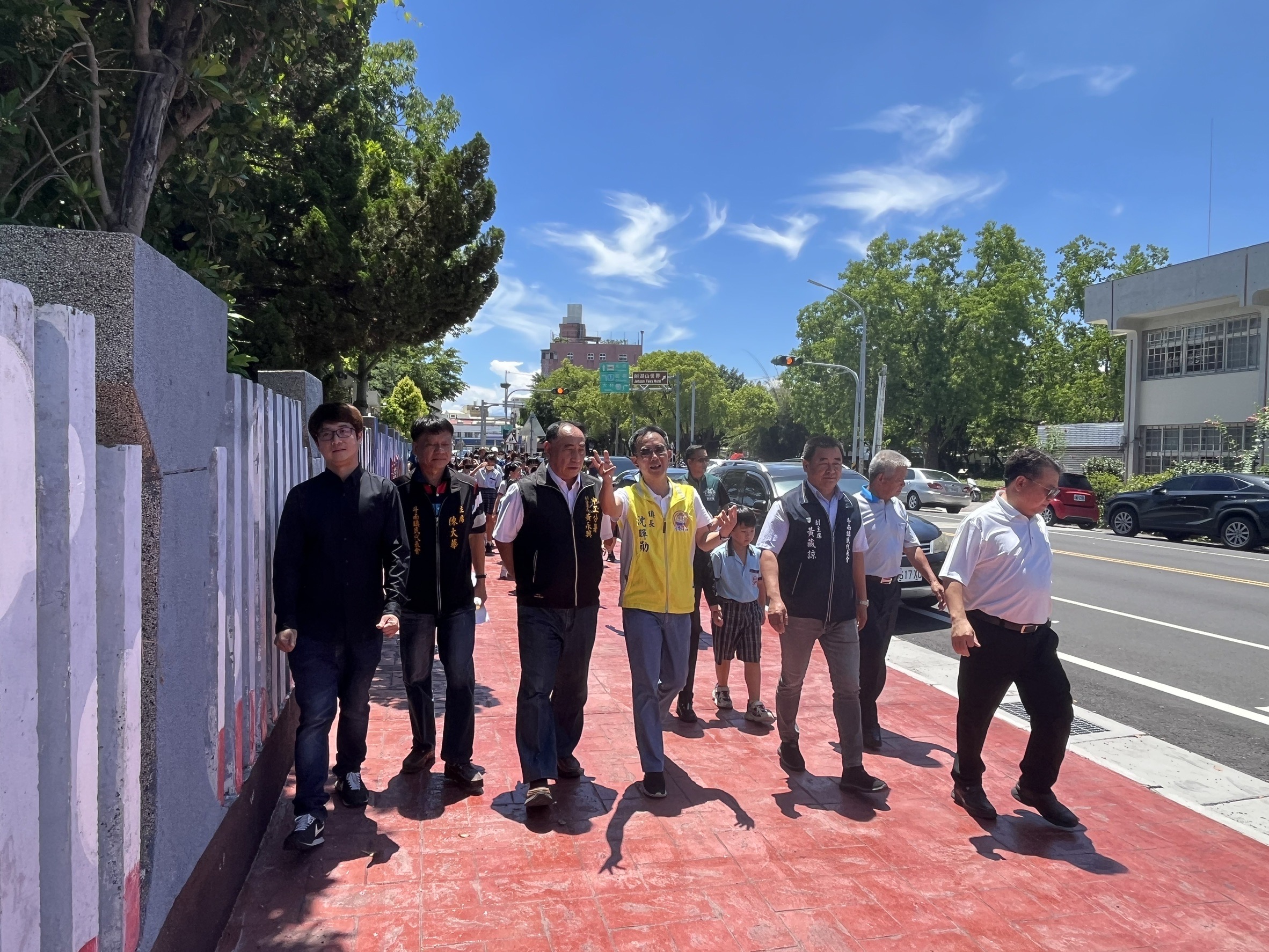 內政部國土署中區分署副分署長黃永興(左3)、斗南鎮長沈暉勛(左4)偕同與會貴賓、學童一起走在安全通學路