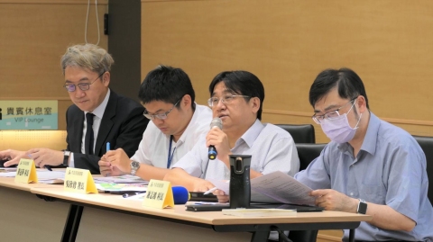 營建署長吳欣修(右2)回應現場民眾的建議