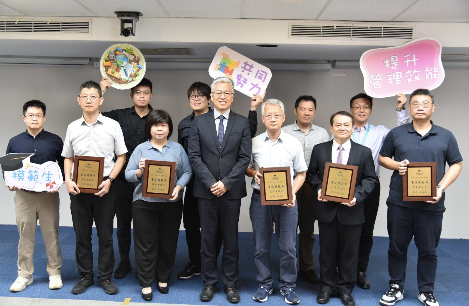 內政部次長吳堂安(中)親自頒發「審議模範獎」肯定獲獎5縣市的付出
