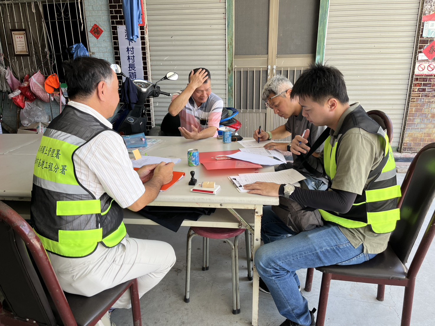 國土署中工分署率修繕小組在第一線協助受災民眾彙整修繕需求.jpg