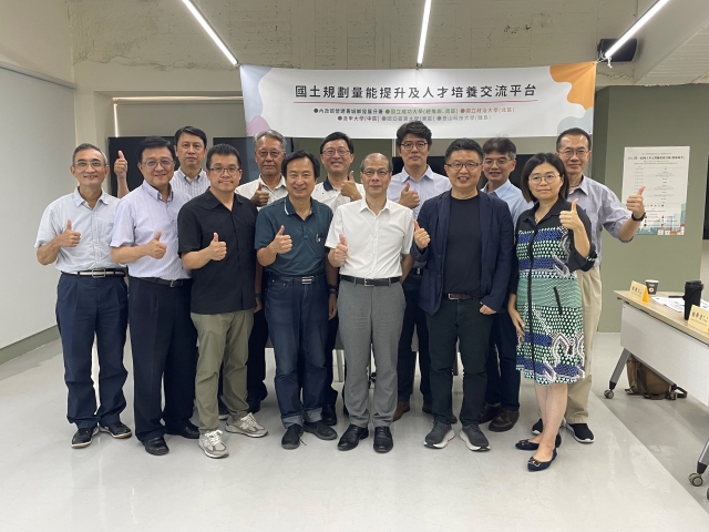 城鄉發展分署林秉勳分署長(前排右3)與分享講者合影