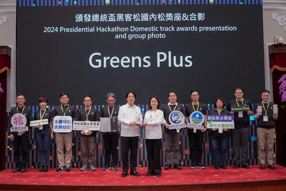 總統賴清德親自頒發「Green Plus」卓越團隊獎合影.jpg