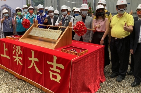 營建署長吳欣修(左5) 與桃園市長鄭文燦(右4)出席「桃園市東門段公辦都更案」上梁典禮(都更組提供)