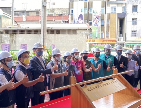今(6)日桃園市長鄭文燦(左4)、立委湯蕙禎(左5)及營建署代表等貴賓共同出席「桃園市中興巷公辦都更案」上梁典禮,本案預計明(112)年7月竣工
