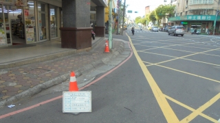 ↑新北市蘆洲區中山一路人行道拓寬工程施工前