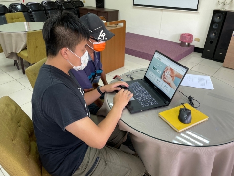 社工在第一線協助民眾辦理300億元擴大租金補貼申請程序(國宅組提供)