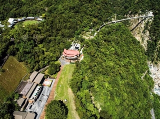 ↑山月吊橋串聯布洛灣,分流遊客安全賞景
