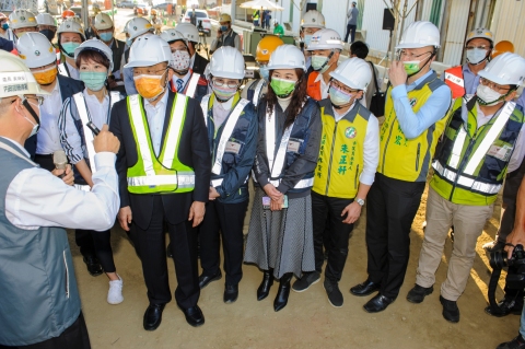 立委陳亭妃(左二)、行政院長蘇貞昌(左三)、臺南市副市長趙卿惠(左四)、立委林宜瑾(左五)等貴賓共同視察「臺南都會區北外環道路第3期新建工程」。