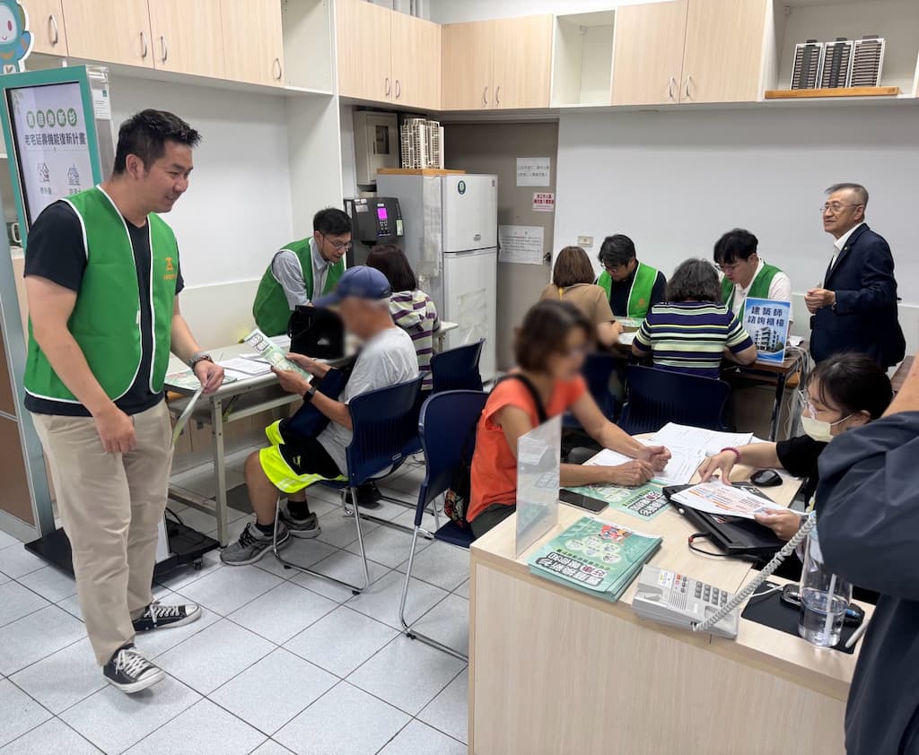 內政部長劉世芳今(22)日視察高雄老宅延壽開辦受理民眾申請情形