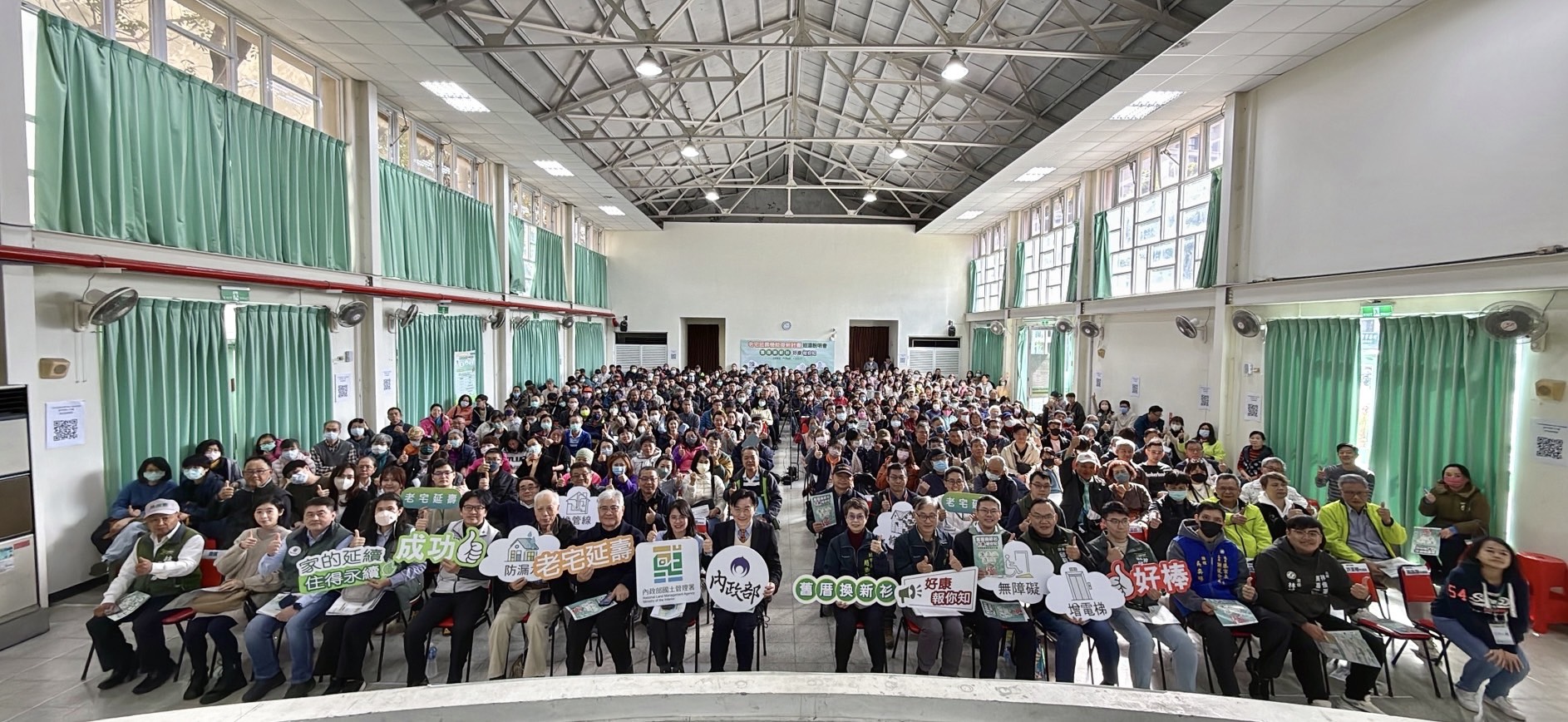 內政部「老宅延壽機能復新計畫」巡迴說明會－臺南場_大合影.jpg
