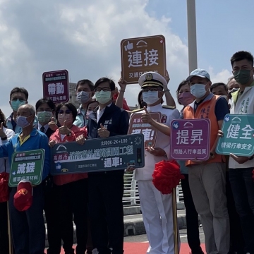 營建署長吳欣修(左3)、高雄市長陳其邁(右4)、立委劉世芳(左4)等貴賓共同出席通車典禮。
