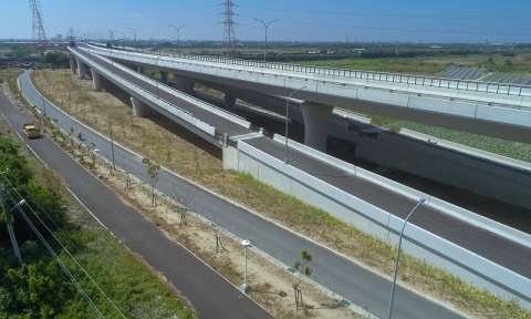 主線高架橋、上下匝道及平面道路空拍。
