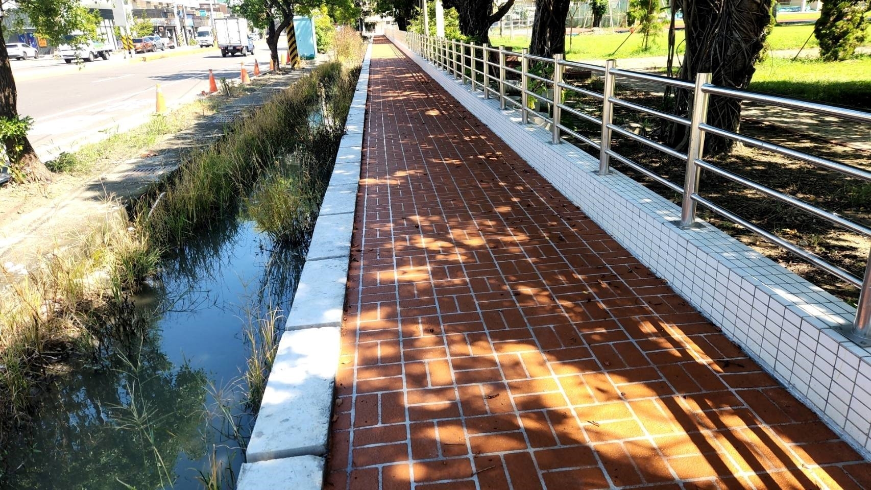 東明國中沿著校園周邊增設人行道，為學童提供平穩安全的通行路徑