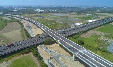 跨國道1號高速公路鋼橋空拍。