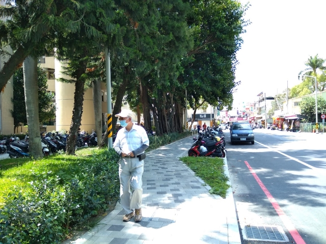 雲林虎尾科大周邊人行環境改善，機車彎及綠帶分隔人車照片