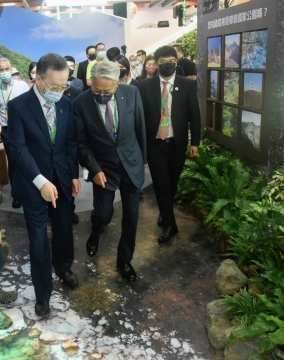活動主辦人簡又新大使(左)與中華民國工商協進會吳東亮理事長(右)親臨本館參與濕地互動體驗