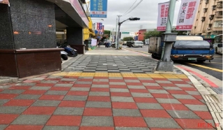 ↑新北市蘆洲區中山一路人行道拓寬工程施工後