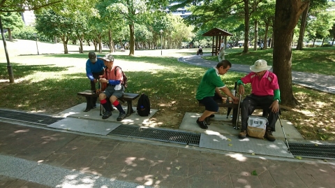 桃園市埔頂公園設有無障礙通道環境及友善座位供民眾休憩使用