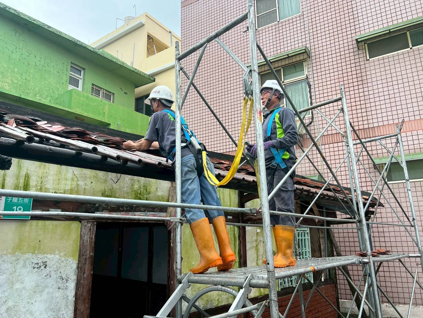 04 丹娜絲風災過後，內政部及民間力量持續進行受損民宅修繕工程