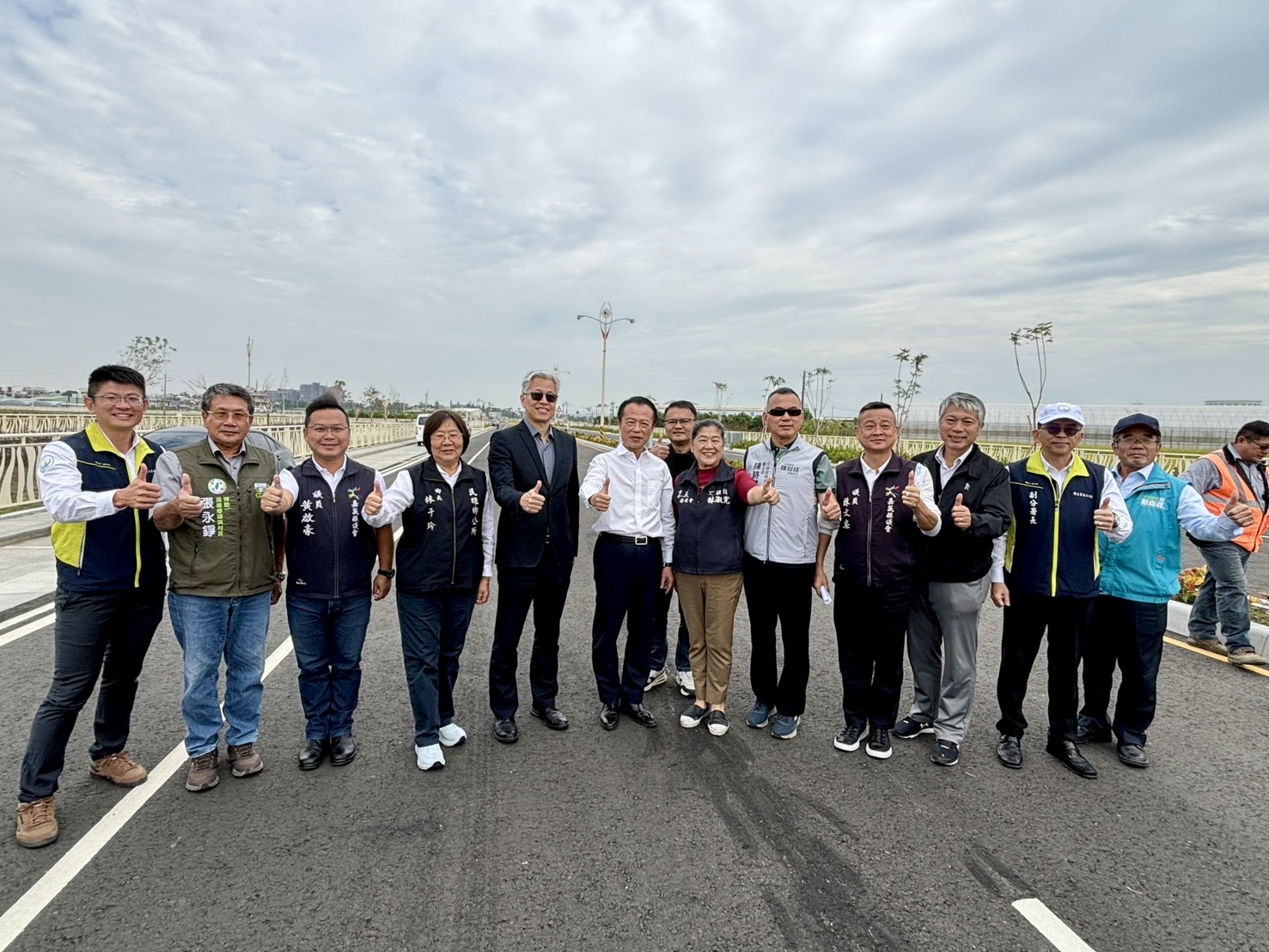 內政部常務次長吳堂安今（21）日視察嘉義縣「民雄頭橋都市計畫特II道路銜接13號及13-2道路工程」_合影.jpg