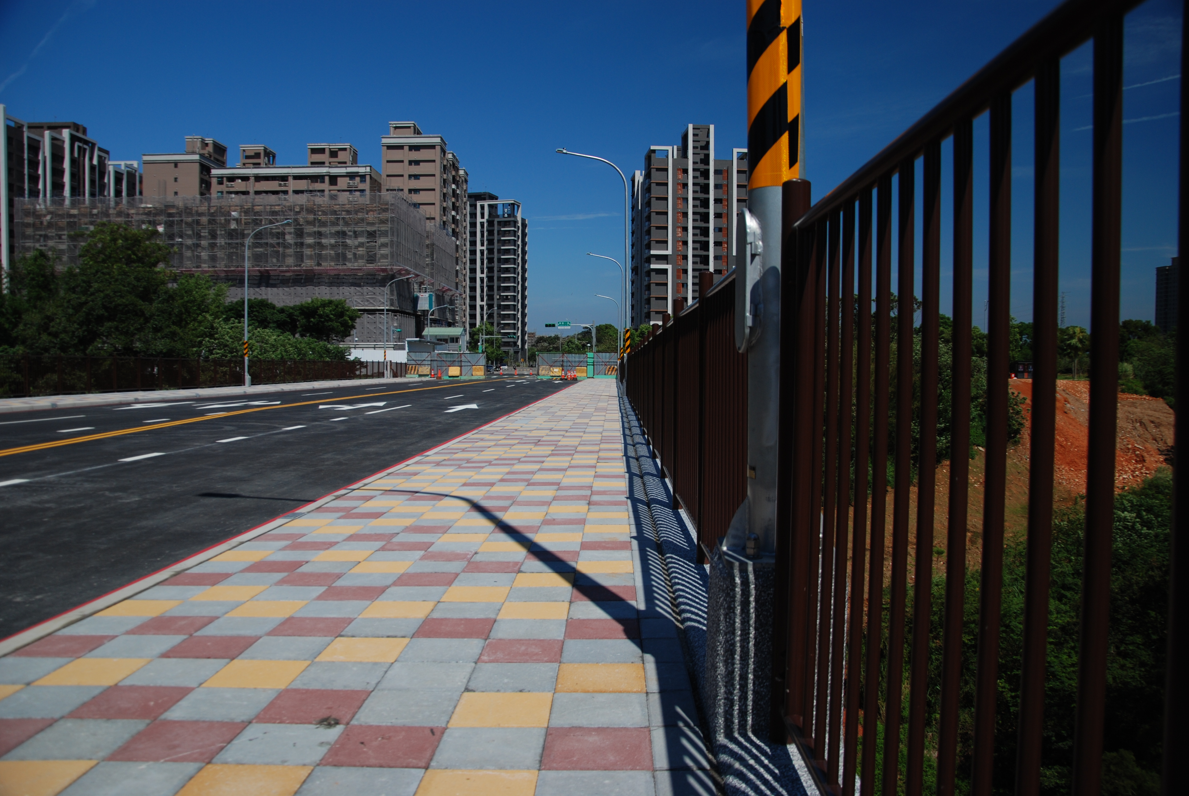 機場捷運A7站聯外道路 牛角坡橋通車_人行道.JPG