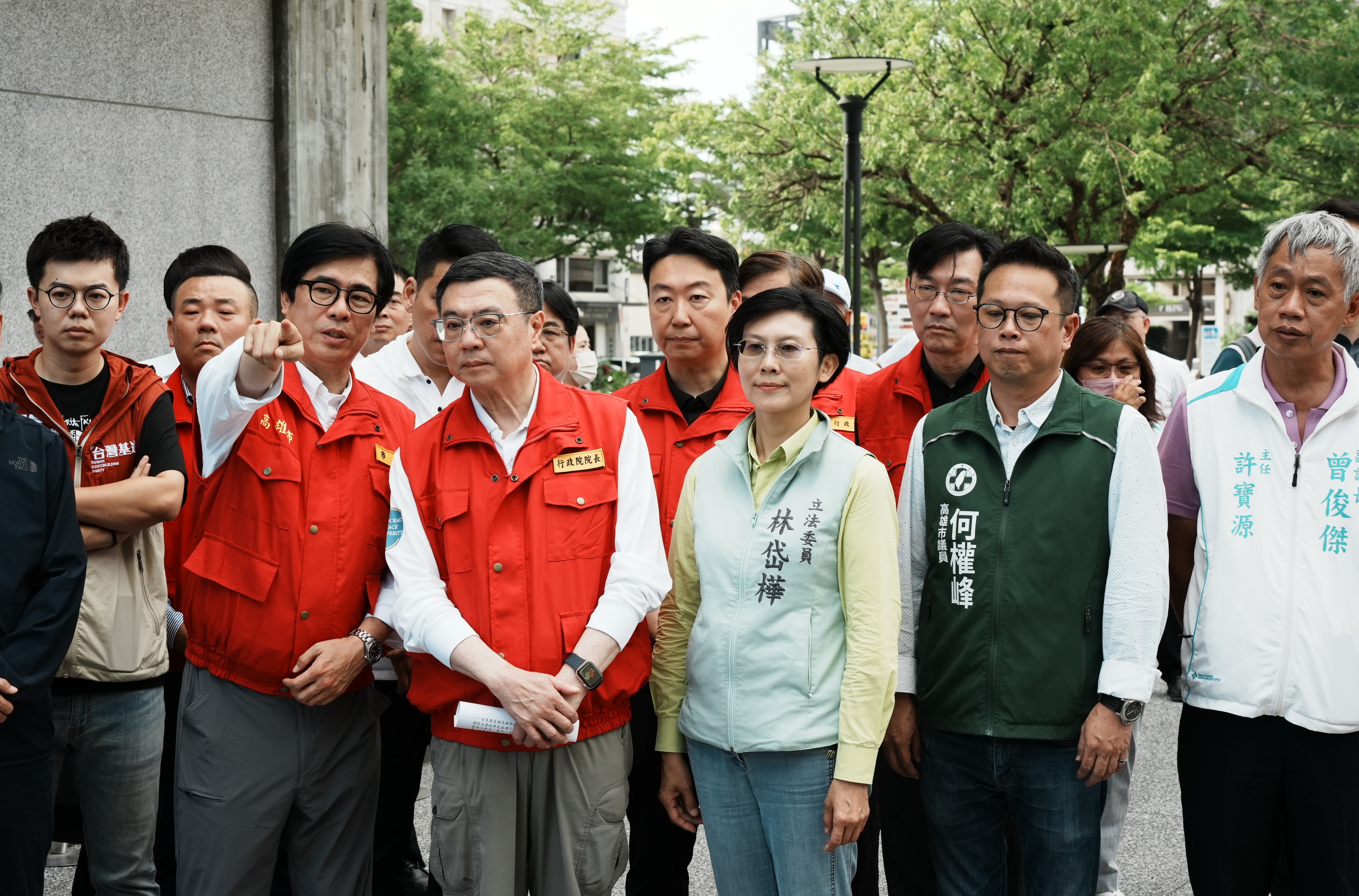 董次今(2)陪同行政院長卓榮泰視察視察高雄市寶業里滯洪池聽取簡報