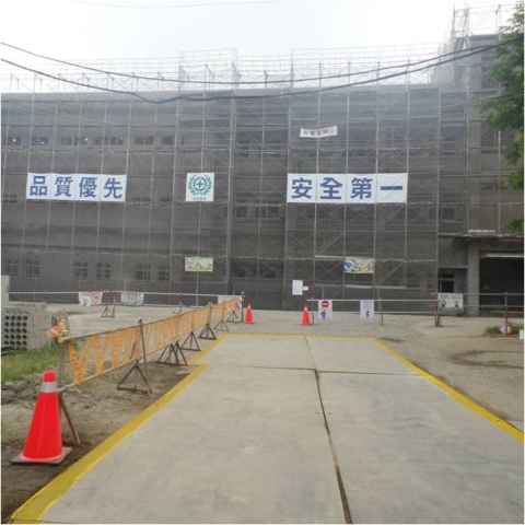 工區內車行路徑以鋼板鋪設，達到抑制粉塵