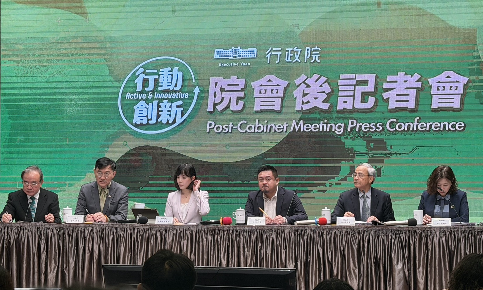 行政院會後記者會照片_內政部次長董建宏回應媒體提問