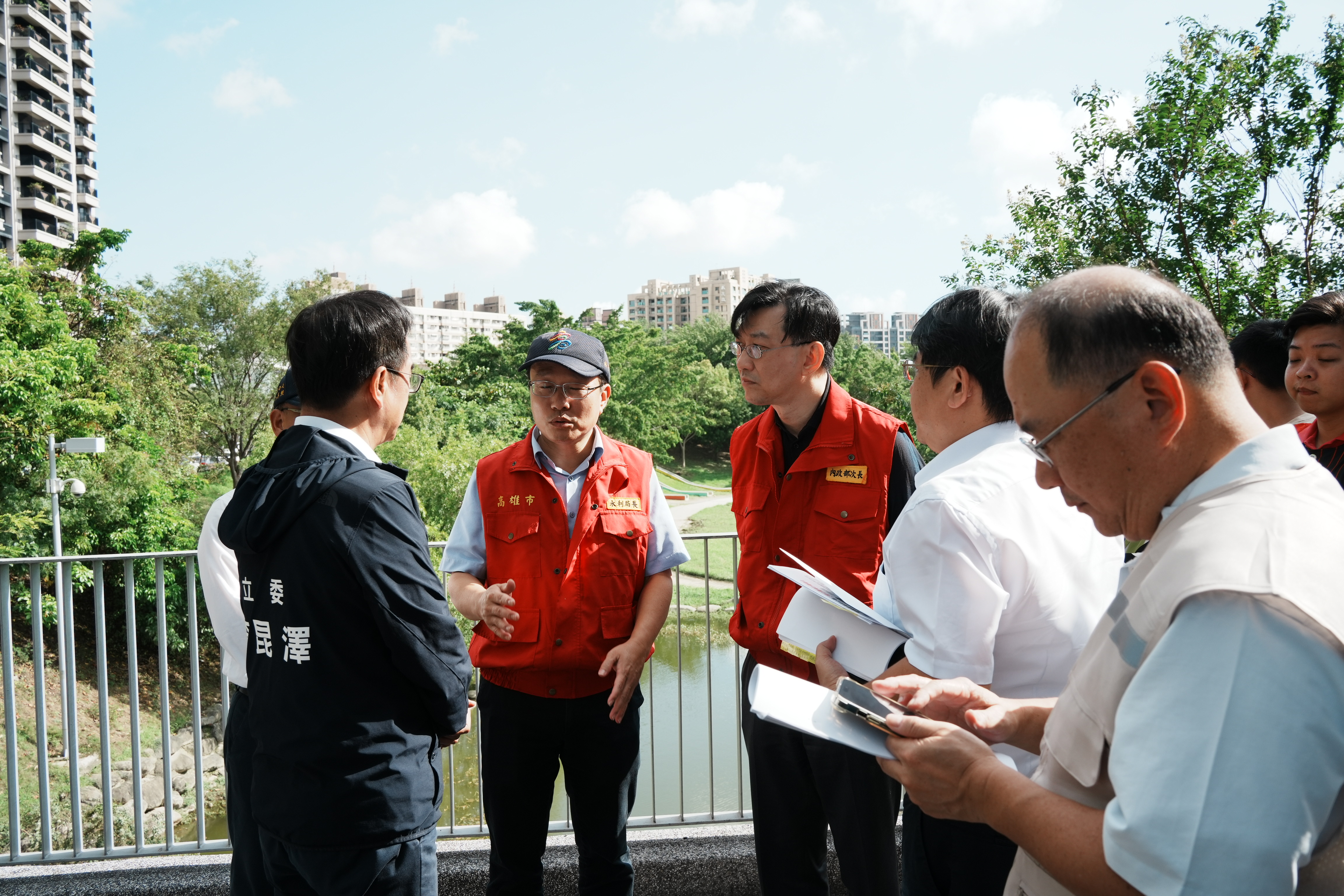 董次今(2)陪同行政院長卓榮泰視察視察高雄市寶業里滯洪池