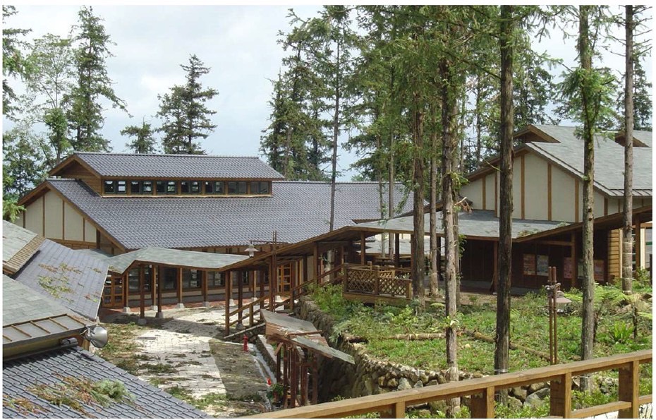 南投縣內湖國小因受到921大地震影響必須重見，在郭俊沛建築師的協助下保有周邊原始杉木及具備綠色建築指標的森林生態小學。