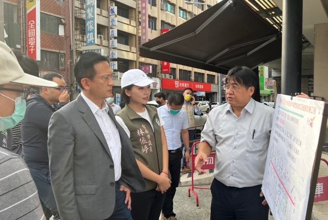 營建署長吳欣修(右1)今日與立委林俊憲(左2)共同會勘臺南市健康路一、二段及大同路至中華西路口道路改善工程