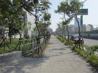     ↑台北市12公尺以下道路 人本環境推動計畫	  ↑新北市林口區仁愛路二段（四維路 ─竹林路口）人本環境改善工程   ↑台南市新南國小通學步道改善工程	  ↑屏東市屏東高中周邊通學步道 改善工程