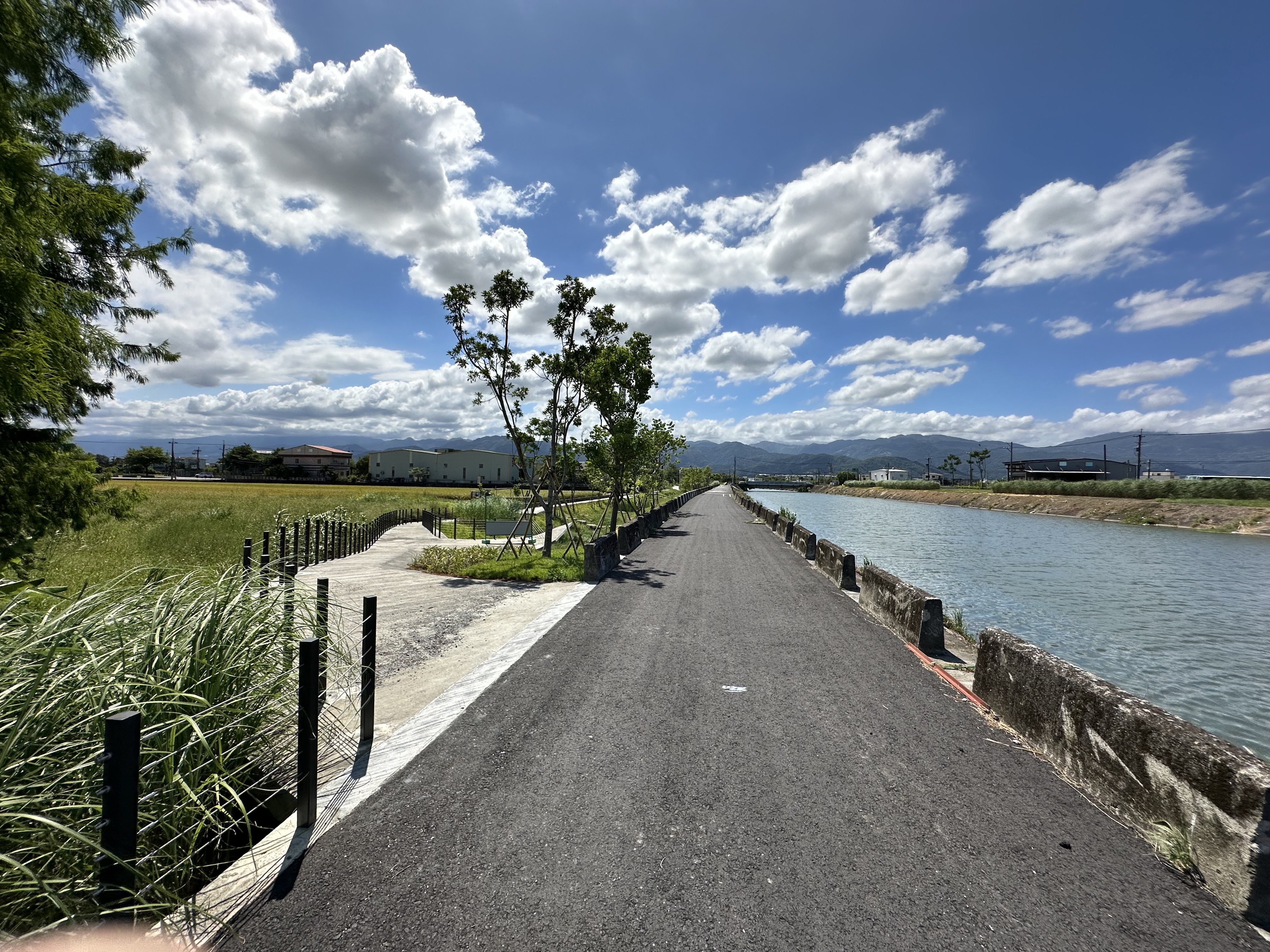 宜蘭縣壯圍堤防旁的堤頂步道