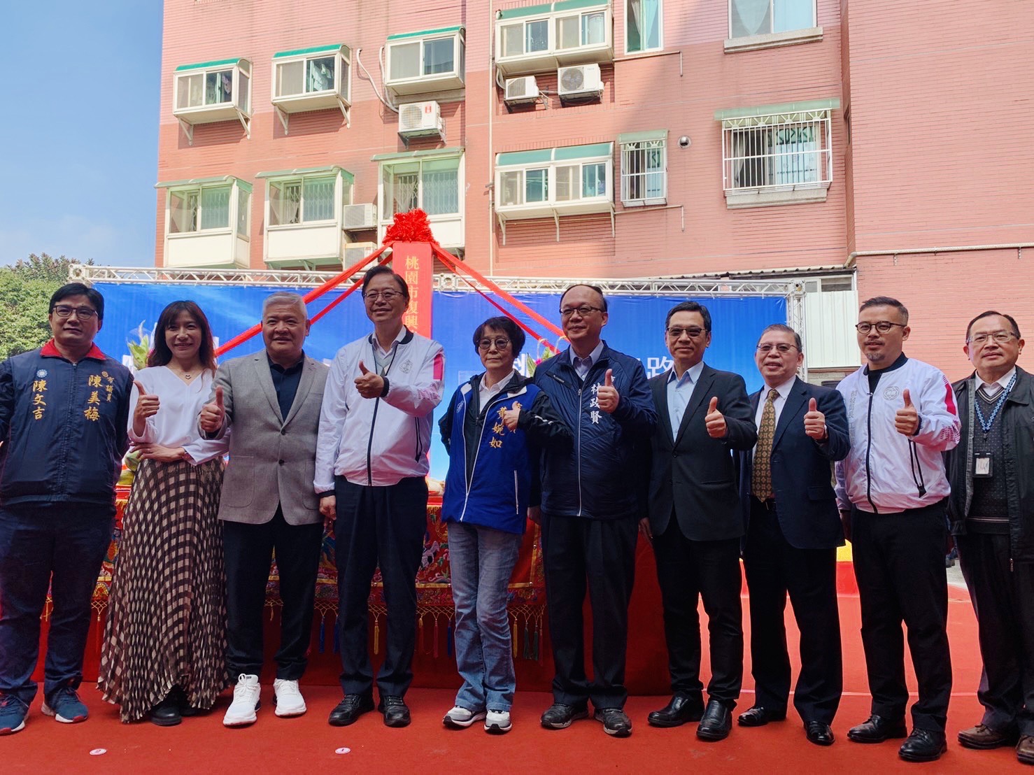 國土管理署主任秘書朱慶倫(右4)今(18)日出席桃園市桃園區「復興路公辦都更」開工典禮_合影