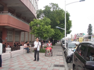     ↑台北市12公尺以下道路 人本環境推動計畫	  ↑新北市林口區仁愛路二段（四維路 ─竹林路口）人本環境改善工程   ↑台南市新南國小通學步道改善工程	  ↑屏東市屏東高中周邊通學步道 改善工程