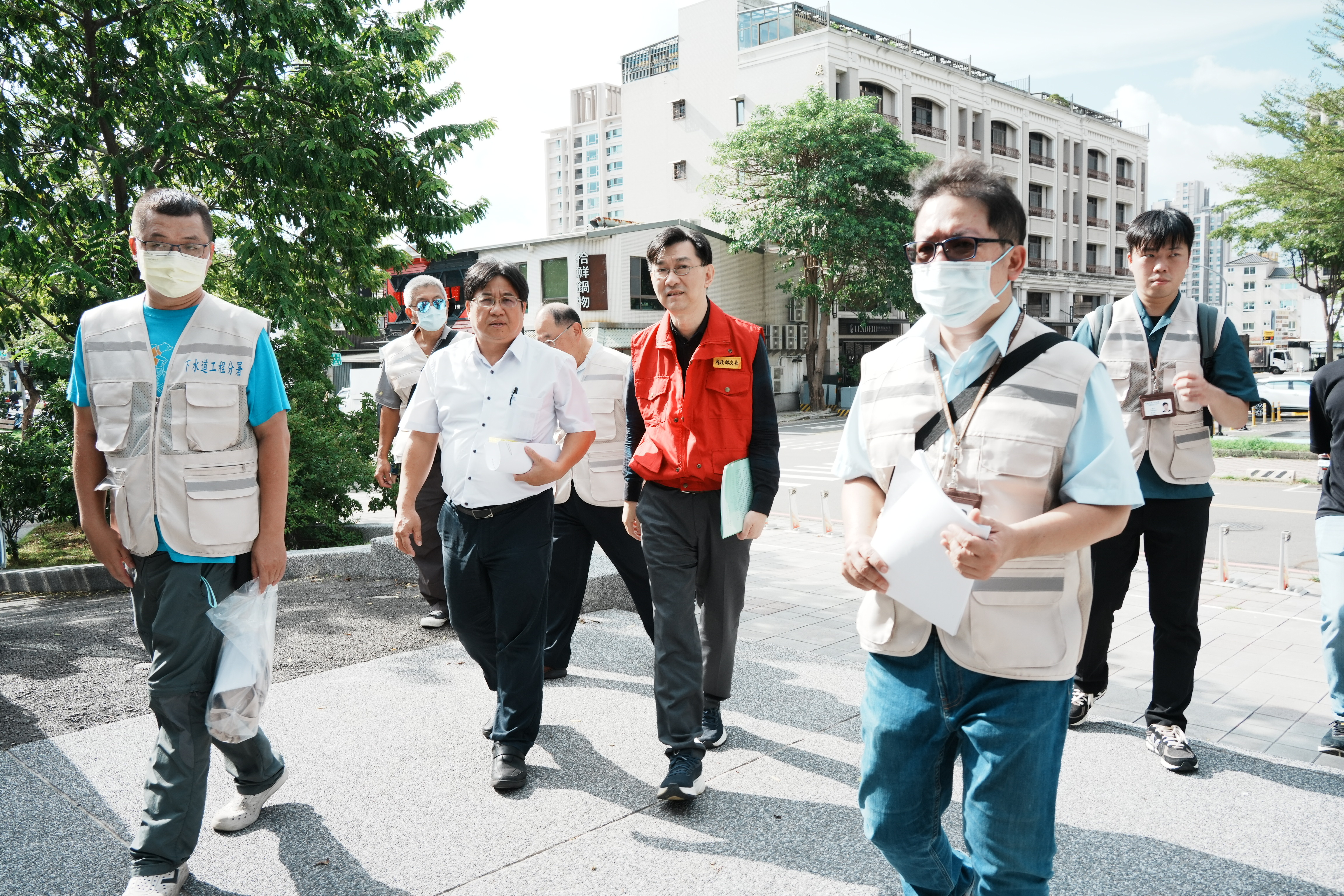 董次今(2)陪同行政院長卓榮泰視察視察高雄市寶業里滯洪池