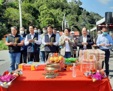 營建署副總工程司陳志偉(右2)、臺東縣長饒慶鈴(左4)今(15)日出席「臺東市知本溫泉風景特定區道路品質改善工程」開工
