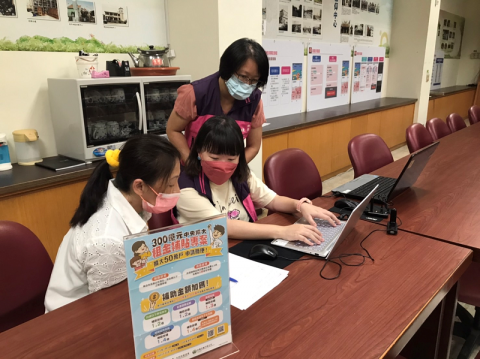 蘆竹區公所7月中旬積極協助不便上網民眾完成線上申請。 蘆竹區公所7月中旬積極協助不便上網民眾完成線上申請。
